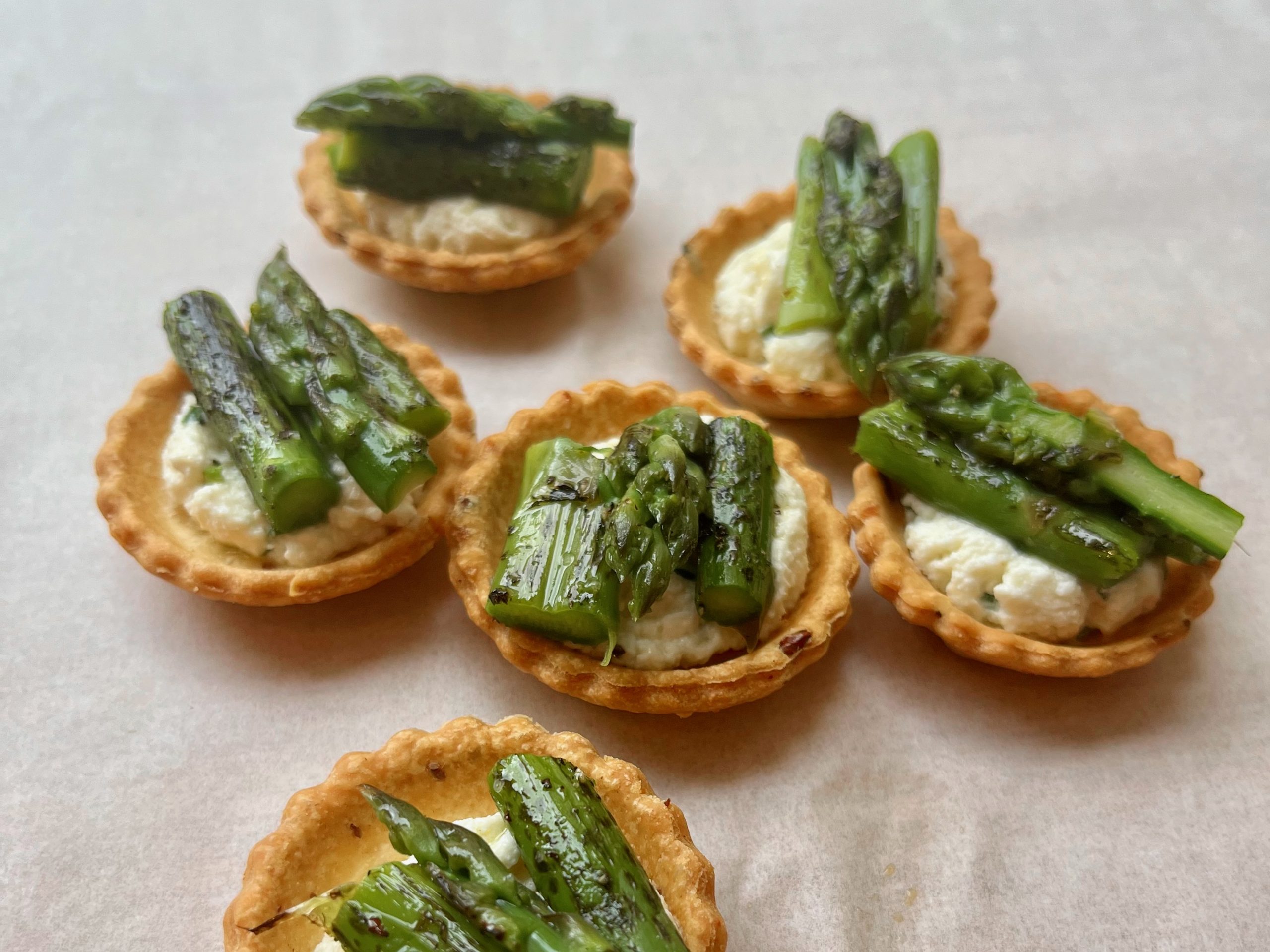 Tartelettes fromage blanc et asperges vertes