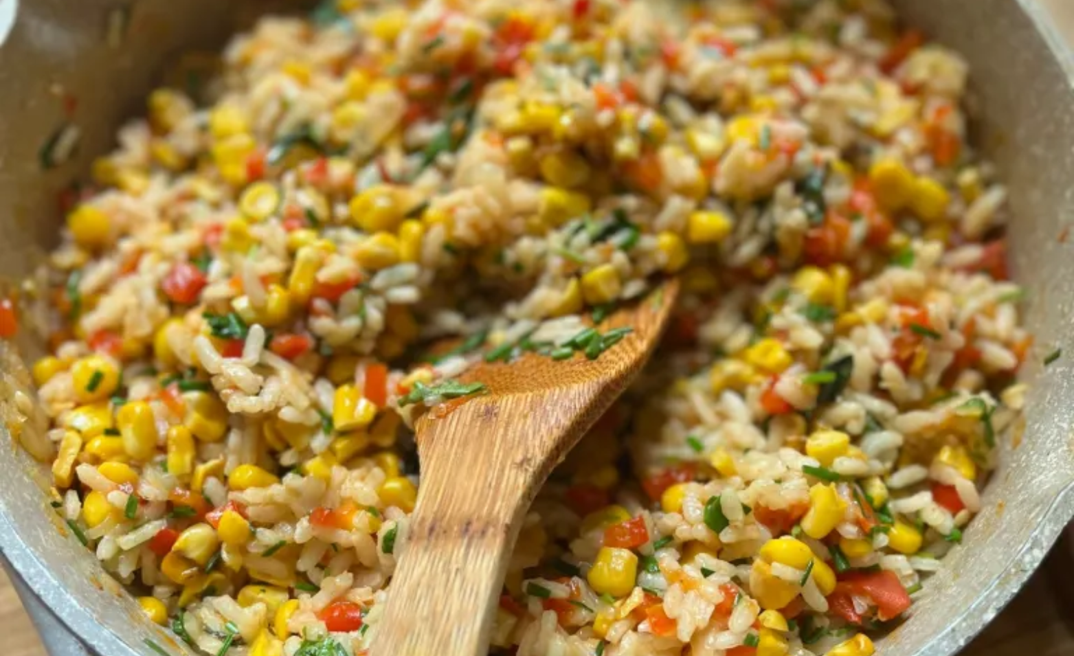 Riz au maïs, poivrons et tomates