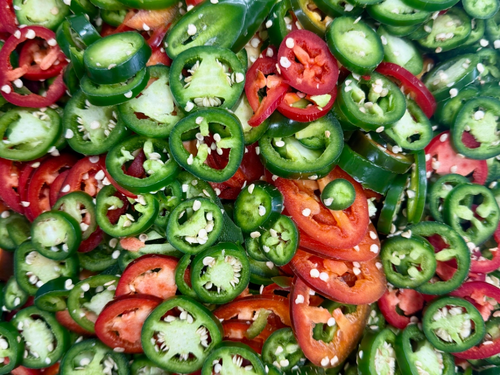 Tranches de jalapenos verts et rouges