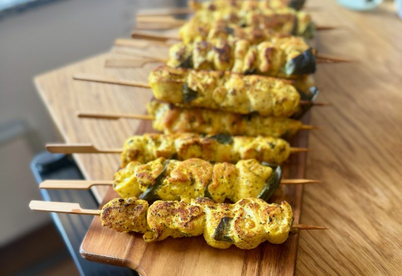 Brochettes de poulet mariné