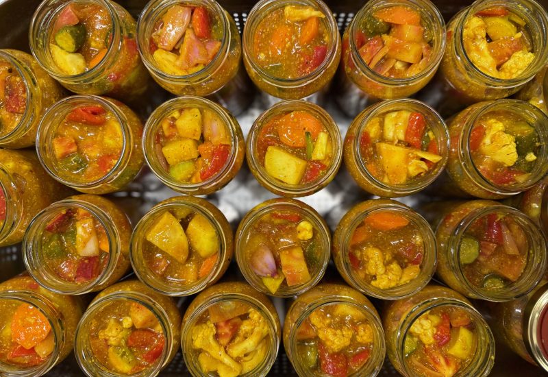 Bocaux en verre remplis de légumes marinés maison