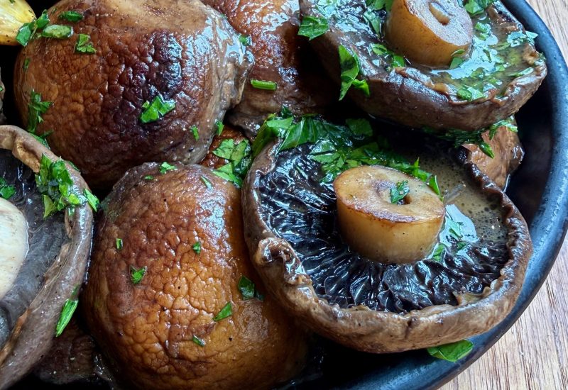 Poêlée de champignons de Paris et oignons, garnis de persil