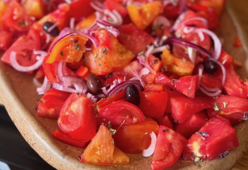 Salade de tomates, olives et oignons